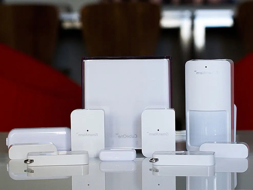 Как и его название, iSmartAlarm напомнила нам iPod от Apple с его блестящим белым, обтекаемым внешним видом.