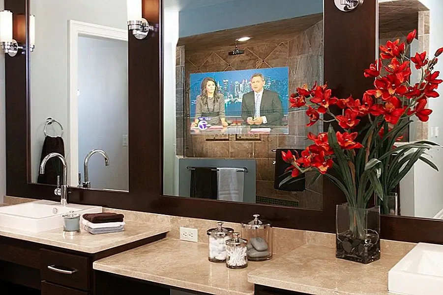 «Исчезающее» зеркало телевизора тщеславия позволяет вам смотреть новости, пока вы готовитесь к работе или кровати. Источник изображения: Seura