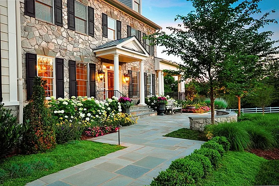 Это озеленение рассказывает историю человека, который является линейным мышлением, но любит красоту природы. Источник изображения: источник изображения: расти ландшафты