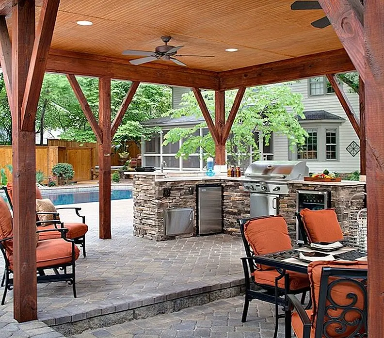 Принесите роскошь вашему дому, добавив предметы удобства. Изображение Via: Archadeck of Charlotte