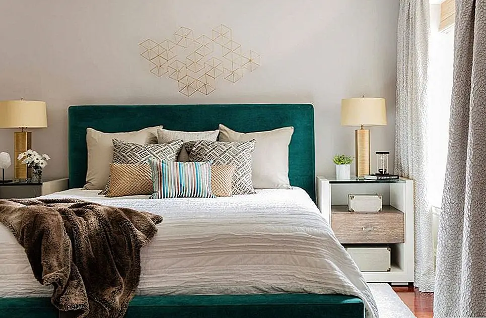 Используйте броские подушки, чтобы придать комнате поп-цвет. Изображение: Ana Donohue Interiors