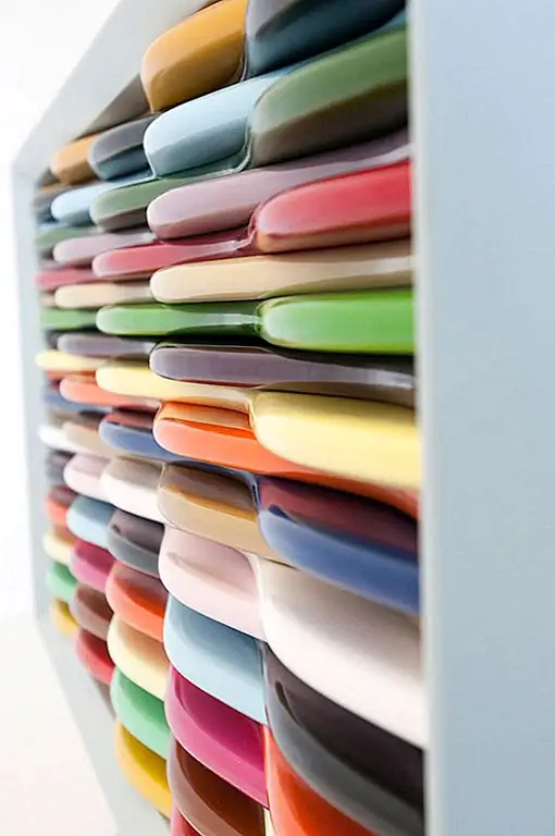 Edna 3 - это немного более крупная версия устройства с тремя ящиками, а не с одной. Синий шкаф с утиным яйцом контрастирует с невероятно интенсивными оранжевыми ногами и тремя разноцветными ящиками в ламинированном слое. Ручная опрыскивание с высоким блеском и лаком снаружи отражается в полностью законченных интерьерах ящика, что делает ее вкусной внутри, поскольку она снаружи.