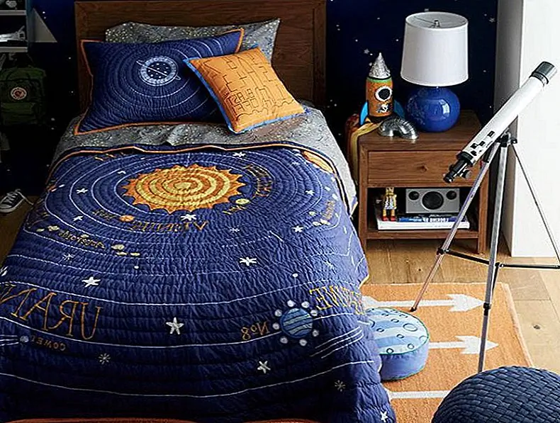 В Crate & Kids есть все, что вам нужно, чтобы создать выход из этой спальни в мире, включая свечу в темной подвесной солнечной системе, 25 долларов США и органические созвездия из хлопка, 69 долларов США и выше.