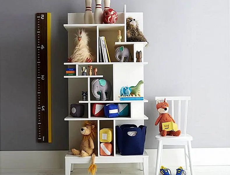 Книжный шкаф Maze, 399 долларов, поставляется в высоком (показанном) или широком дизайне для хранения игрушек, книг и всего, что собирают дети.