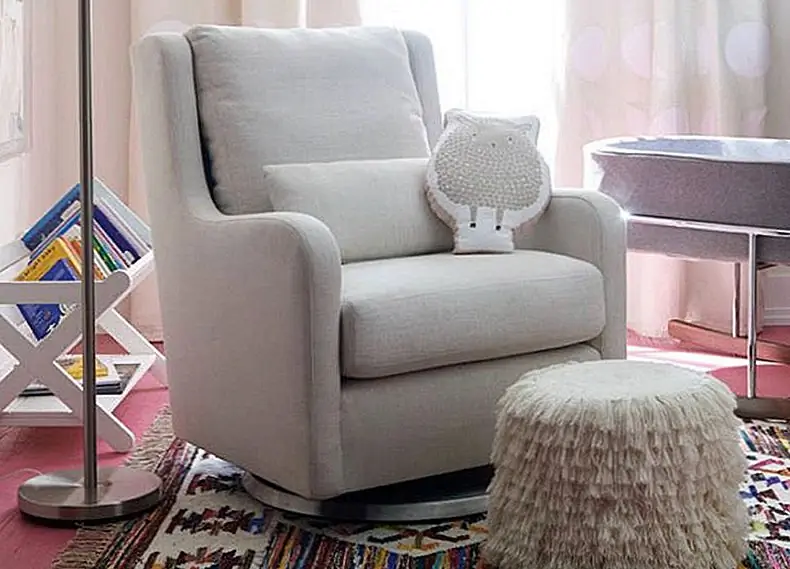 Сила Crate & Barrel - это высококачественная пользовательская обивка. Вам понравится разнообразие современных рокеров и планеров, которые они предлагают, $ 499 и выше, в том числе «Майло-планер», показанный выше, 1299 долларов.