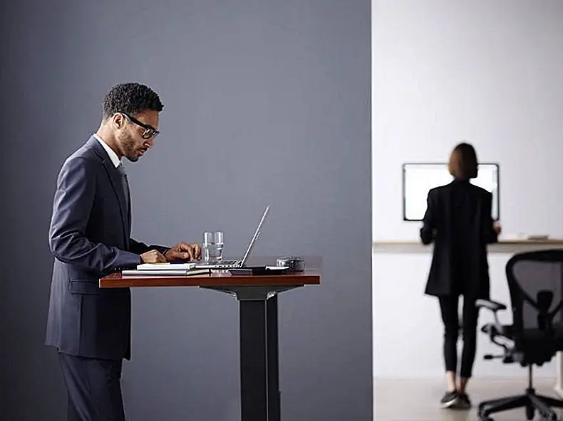 Система Live OS соединяет стол с облаком, обеспечивая эргономичность рабочего пространства. Изображение: Herman Miller