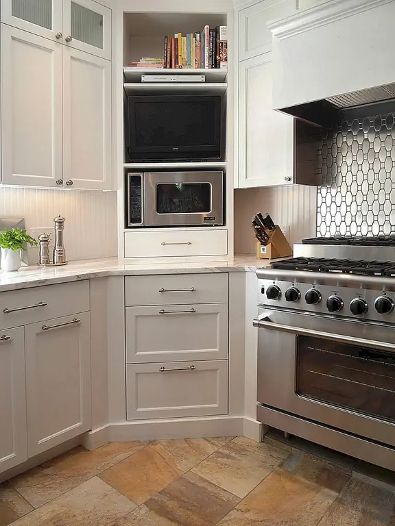 Кухни часто имеют угловые шкафы, которые не используют пространство очень хорошо. Установите угловой шкаф, который занимает весь угол, да, даже пространство счетчика. Вы обнаружите, что внезапно ваши возможности для хранения безграничны, и ваша кухня станет лучше.