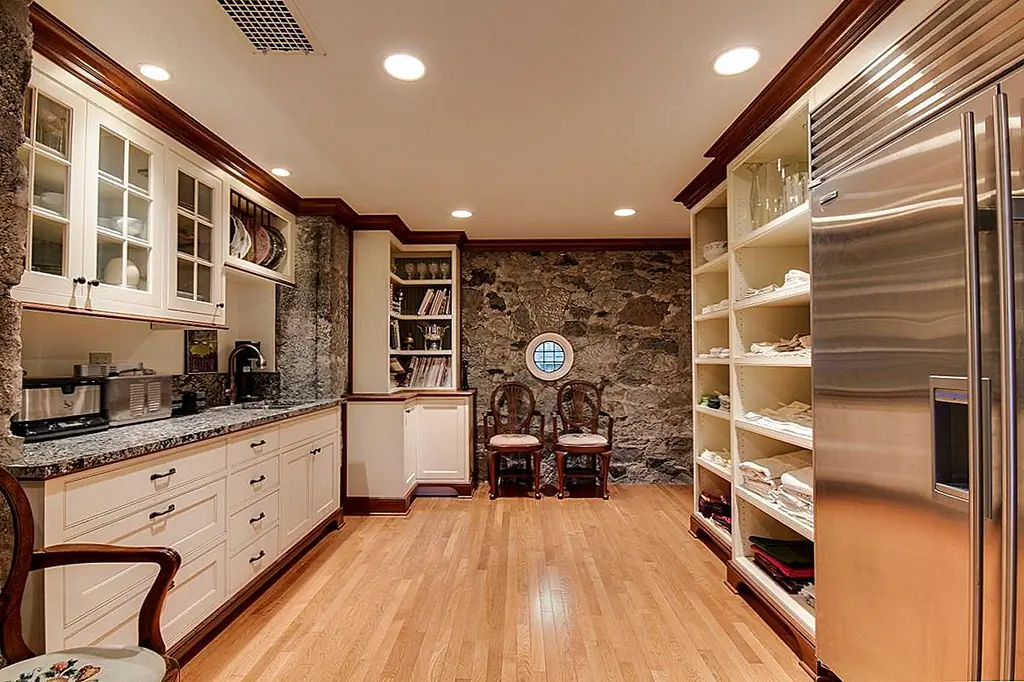 Он не должен быть закрытым кабинетом, чтобы добавить к вашему месту хранения. Пойдите для шкафа стиля книжной полки, который позволит вам хранить ваши более красивые части, которые вы не против иметь на дисплее. В конце концов, вы гораздо более склонны использовать кувшин вашей бабушки, если помните, что он там.