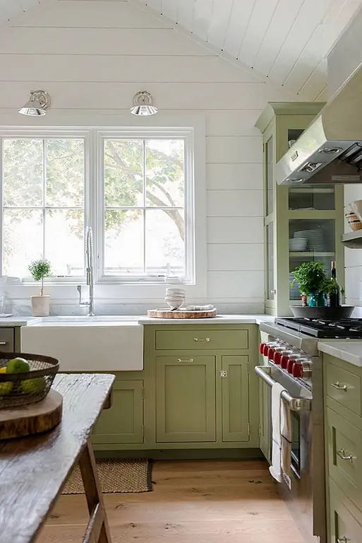 Возможно, вы ищете промежуточный вариант. Шкаф, который держит все на месте, но все еще очень открыт. В этом случае вы захотите найти угловой шкаф, который имеет стеклянные боковые стороны. Это отличный способ добавить хранилище, сохраняя открывание глазки.