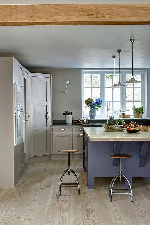 Возможно, вы думаете: «Я хочу очередной кладовой, не говоря уже о кладовке дворецкого!» Угловые кабинеты также могут решить эту проблему. Выбирайте высокий, а не стойку высотного шкафа, и вы добавите много места для хранения всех необходимых предметов кладовой.