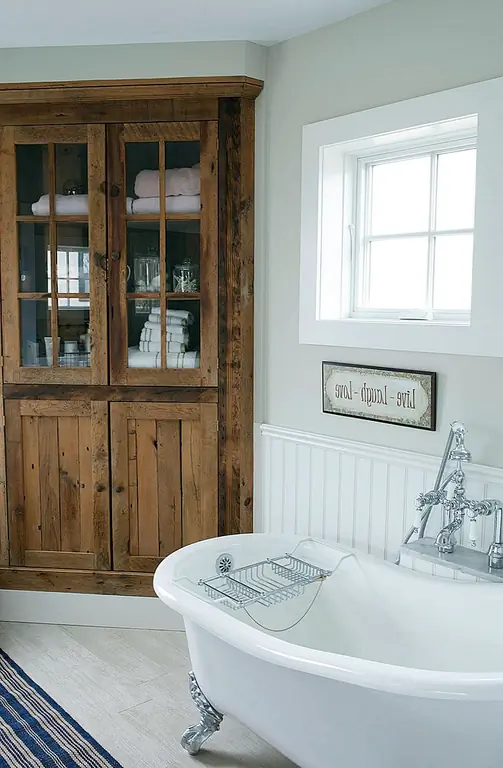 Чтобы сделать заявление, угловые шкафы не должны быть встроены в оригиналы. Сбросьте кусок, который подходит вашему пространству и заставьте его казаться, будто он был там все время, привязывая его к стене. Вы будете довольны деревенским деревенским домом в конце.