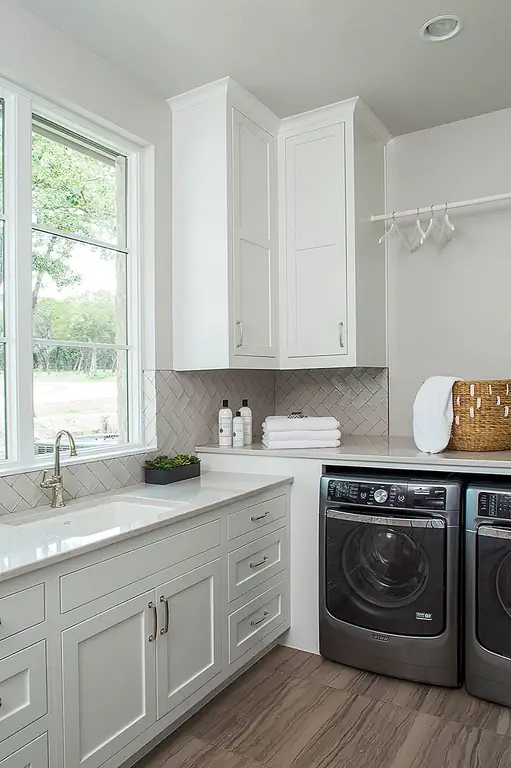 Вы когда-нибудь задумывались над добавлением большего количества хранилища в свою прачечную? Без сомнения, он мог бы использовать его! Заполните этот пустой угол шкафом для хранения всех ваших бутылок и коробок и других предметов первой необходимости.