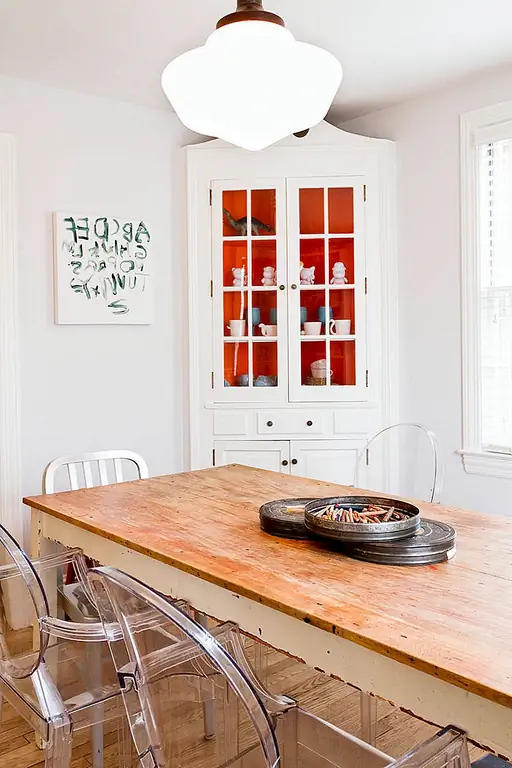 Одно из самых распространенных мест для поиска угловых шкафов - в столовых старых домов. Если вы можете похвастаться одной из тех красавиц, попробуйте поднять ее под новый слой краски. В частности, цвет глаз, который будет демонстрировать ваши драгоценные безделушки.