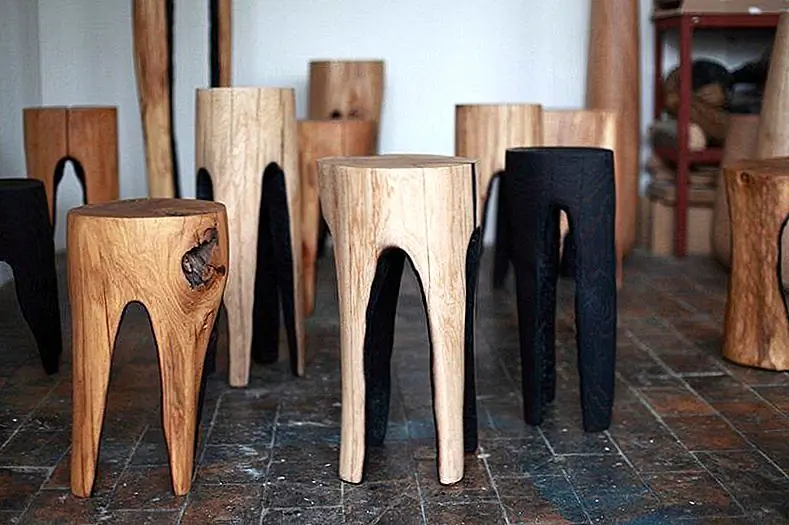 Kaspar Hamacher - бельгийский дизайнер, который использует деревянные бревна для создания уникальных стульев. Метод, используемый для получения желаемого результата, довольно необычен. Табуреты создаются путем включения журнала. Сгоревшие секции формируют журнал, пока он, наконец, не станет похож на стул. Кора также лишена из бревна, и результат - чистая и художественная форма. Проект называется Ausgebrannt, что означает «сгоревший» на немецком языке.