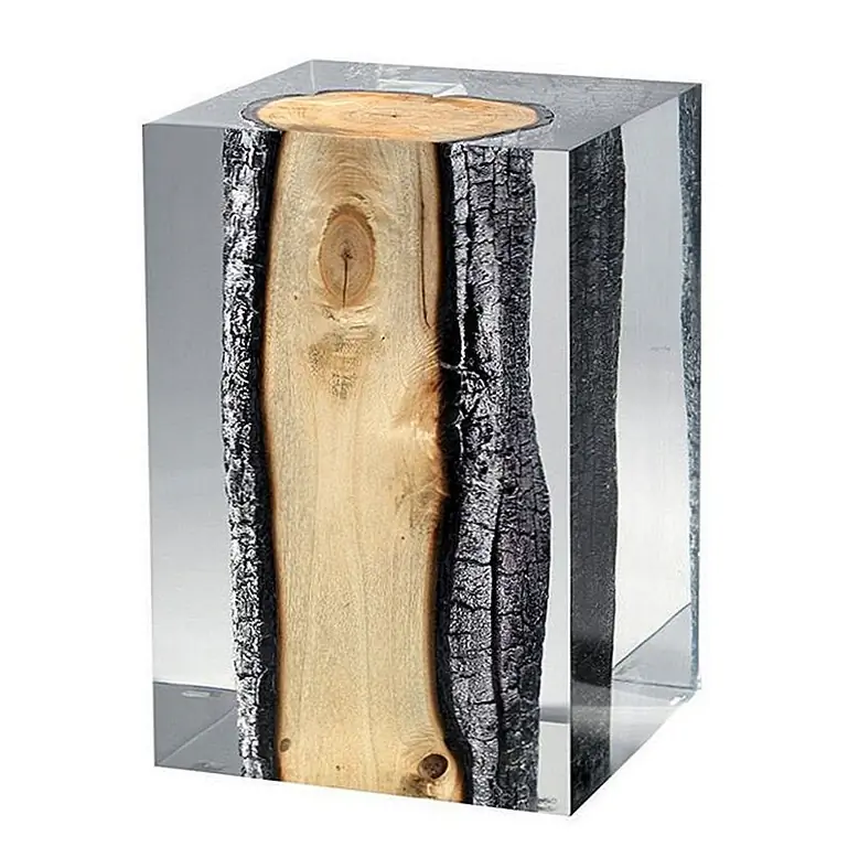 Другая очень интересная коллекция называется Bleu Nature. Он объединяет акриловое стекло и сожженные деревянные стволы для создания единственных в своем роде стульев и боковых столов. Каждый пень окружен массой акрилового стекла, которое затем разрезается, отшлифовано и отполировано вручную, чтобы получить прозрачный дизайн, который отражает красоту каждого куска дерева.