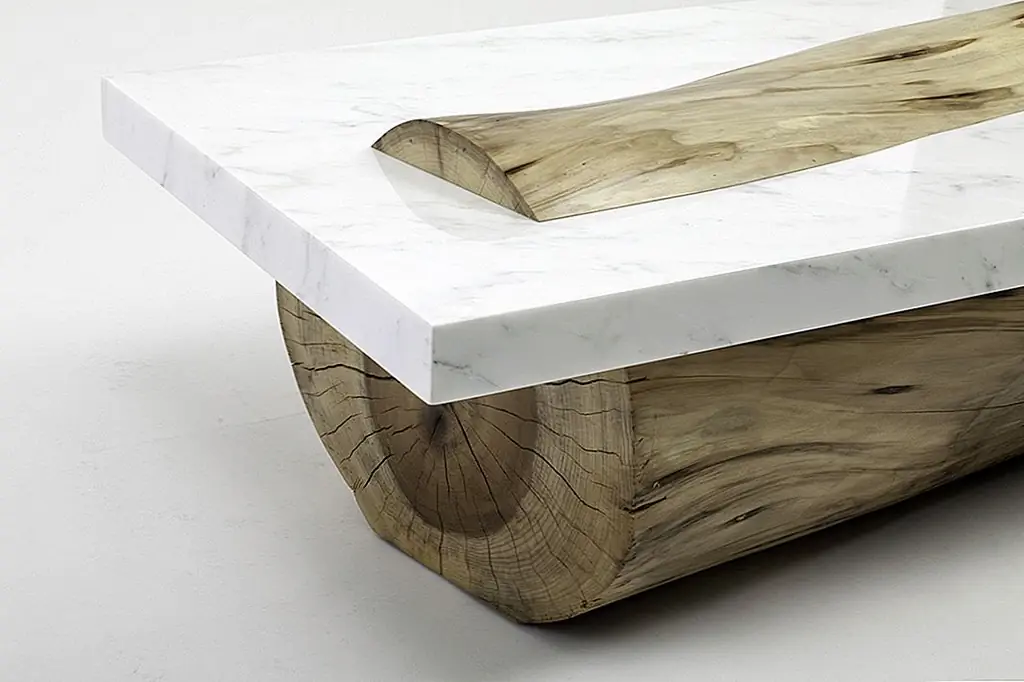 Линия между искусством и мебелью становится размытой, когда дизайнеры предпочитают придумывать концепции, которые используют материалы новыми и необычными способами и которые сосредоточены на освещении их естественной красоты. Одним из таких случаев является коллекция, разработанная Марком Англиером. Это серия предметов мебели с неожиданными дизайнами, одна из которых представляет собой стол, в котором есть вершина, которая нарезает кусок дерева пополам и, кажется, встроена в лес.