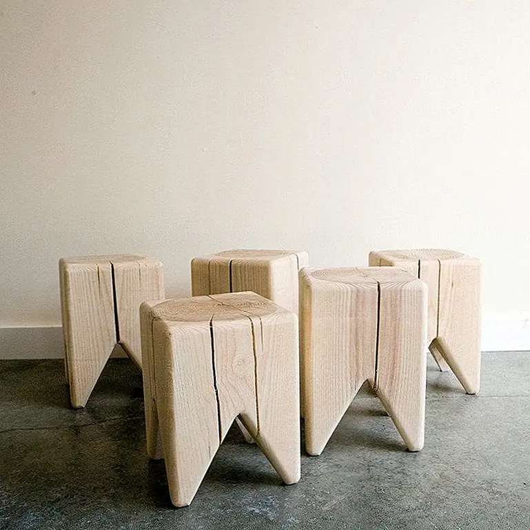 Вызывается просто Stump, этот причудливый стул имеет необработанный и незавершенный вид, который подчеркивает естественную красоту ствола дерева, из которого каждый из них сделан. Каждый стул вырезается из ствола зеленого дерева. Поскольку древесина возрастает и высыхает, она расщепляется и трещины делают каждый стул уникальным. Табуреты изготовлены из ясеня или клена, и они имеют гладкую отделку, которая не содержит пятна или краски. Они могут быть настроены, хотя это уберет их символизм.