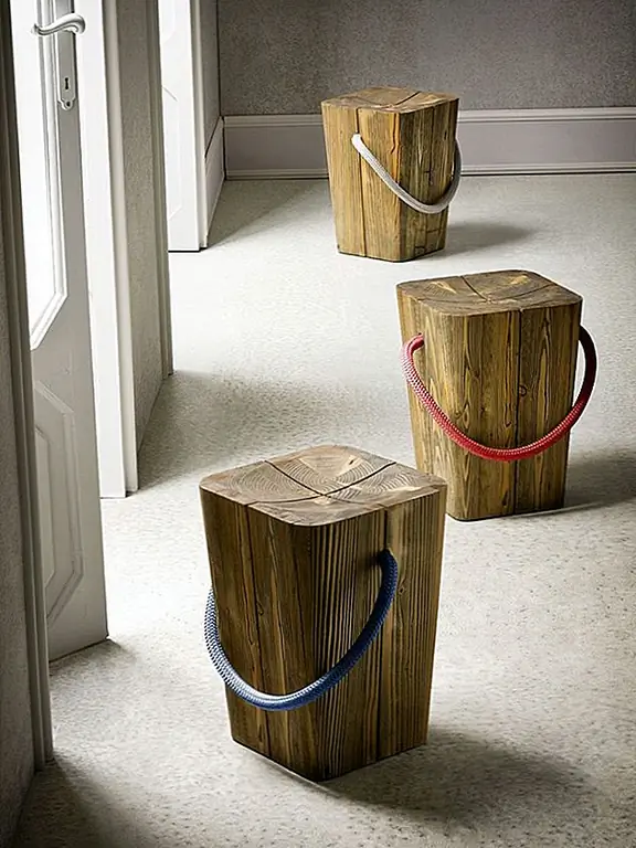 Это Hug, симпатичный табурет, который напоминает ствол дерева. Он ручной работы, и у него есть ручка из цветного рулона, которая позволяет пользователю легко носить ее, а также придавать ей игривый вид. Эта серия - проект от Emo Design, и каждый стул уникален, будучи изготовлен из нерегулярного и изношенного куска дерева.