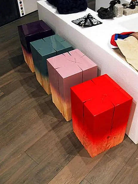 Возможно, вы заметили, что все эти проекты направлены на то, чтобы позволить древесине сохранять и демонстрировать свою естественную красоту, а дизайнеры избегали использования пятен или краски из дерева. Trift, с другой стороны, представляет собой коллекцию, созданную Джудит Сенг, которая превращает деревянные бревен в красочные скульптуры. Каждый блок имеет дизайн ombre и размер и форму, которые отличаются от других.