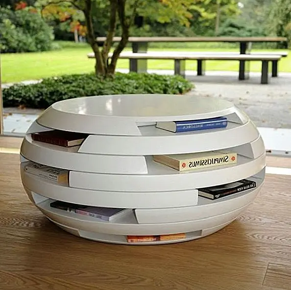 Эта таблица также имеет интерактивный дизайн. Это кусок, состоящий из нескольких отдельных дисков. Каждый диск может полностью вращаться, и это позволяет вам настроить окончательный дизайн по своему усмотрению. Диски можно смешивать и сопоставлять различными способами. Таблица измеряет 37,4 "W X 37,4" D X 15,7 "H и имеет белое лаковое покрытие. Разработан Габриэлла Азталос.