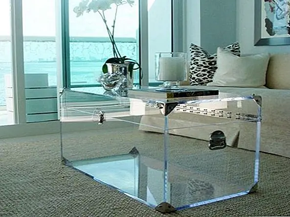 Это кусок, называемый Люцит-ствол. Это стол с дизайном, вдохновленным старинным багажником. Он сделан полностью из стекла и оснащен полированными хромированными ручками и акцентами. Это полностью прозрачная фигура, которая добавит персонажа в гостиную, не сделав ее полной или меньшей. Таблица измеряет 36 дюймов в ширину на 16 дюймов в глубину на 18 дюймов в высоту. Доступна для 3000 $.