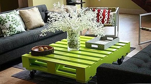 Все эти интерактивные дизайны журнальных столов великолепны, но таблица не должна быть настолько сложной, чтобы быть привлекательной или интересной. Например, это очень просто, но это тоже очень интригует. Это кофейный столик, построенный из переделанного деревянного поддона. Он был окрашен в зеленый цвет, и это дает очень приятное прикосновение.