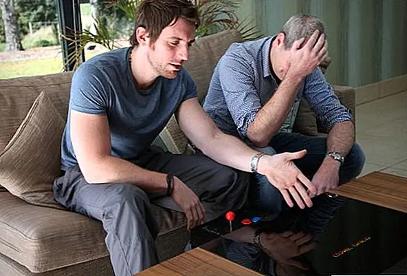 Первый - интерактивный предмет мебели. Вызванный Dual Arcade Table, этот кусок - это и журнальный столик, и аркадная игра. Он был спроектирован и изготовлен английской компанией Surface Tension и оснащен 19-дюймовым ЖК-дисплеем, защищенным 6 мм закаленным стеклом. В таблице также представлены 60 классических аркадных игр и два набора контроллеров.