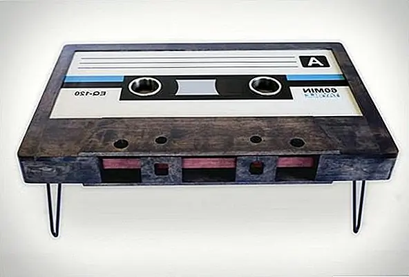 Это журнальный столик, который был предназначен для добавления ностальгического очарования в гостиную. Таблица выглядит точно как кассетная лента. Он изготовлен из березового дерева и имеет виниловую этикетку и два держателя из нержавеющей стали со светодиодной подсветкой. Кроме того, существует также серия настраиваемых опций, которые вы можете выбрать, чтобы таблица лучше вписывалась в ваш дом. {Найден на сайте}.
