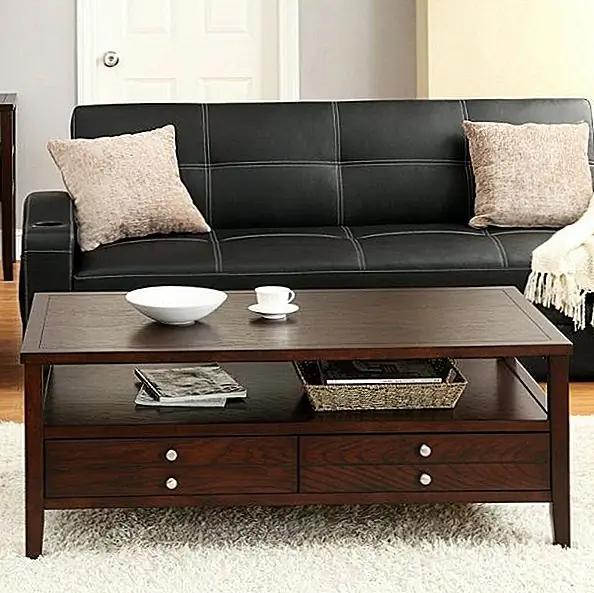 Этот журнальный столик также выполнен из дерева, но имеет более традиционный дизайн. Он оснащен отделкой эспрессо и имеет прочную деревянную конструкцию. Он измеряет 50W x 28D x 20H дюймов и имеет прямоугольную форму. Он имеет открытую полку и 2 ящика для хранения. Доступен для 414 $.