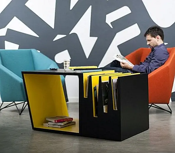 Этот кофейный столик не просто функциональный, но и привлекательный. Он был создан креативными дизайнерами Бригады и имеет встроенные складские помещения для журналов, газет и книг. Это пространство фактически является расширением кофейного столика и его верхней поверхности. Стол имеет черную отделку для внешних частей, в то время как внутренние части могут быть персонализированы.