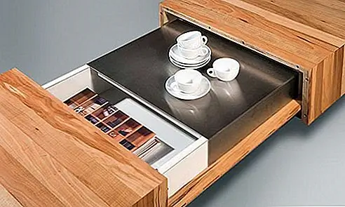 Этот, по-видимому, минималистский и компактный журнальный столик также скрывает сложный дизайн. Он называется журнальным столиком Matchbox, и он был создан Schulte Design. Он сделан из дерева и имеет скользящую верхнюю часть, которая показывает практичные и функциональные отсеки для хранения. Он также показывает большую верхнюю часть из нержавеющей стали или цветного стекла.