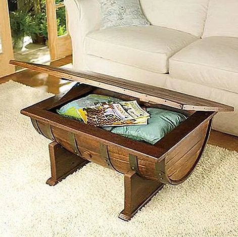 Чаще всего это современная и современная мебель, которая имеет встроенные складские помещения и секретные отсеки. Но это не всегда так. Это старинный кофейный столик, сделанный из старого ствола виски. Он имеет основание из нержавеющей стали, а столешница представляет собой щедрую зону хранения. Доступна на месте.