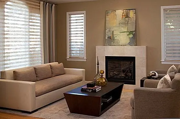 Вот еще один элегантный журнальный столик, красивый и функциональный. Он сделан из дерева и имеет темную отделку, и он будет прекрасно смотреться в современной или современной гостиной, хотя более традиционный декор тоже не будет нарушен. Он имеет встроенное пространство для хранения, идеально подходящее для всех видов. {Image from site}.