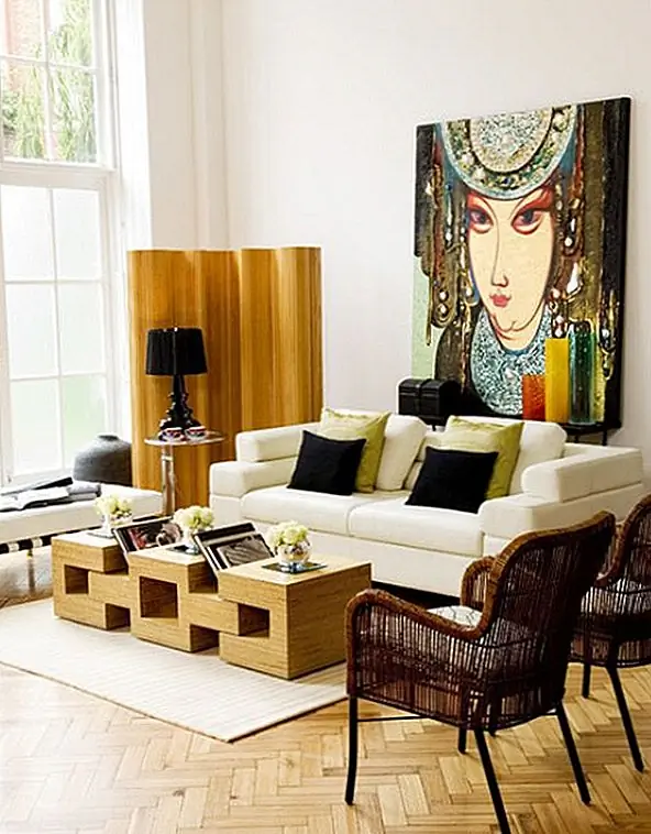 Эта гостиная имеет общий эклектичный дизайн интерьера с гармоничным сочетанием нескольких стилей. Кофейный столик имеет очень интересный и скульптурный дизайн, который делает его привлекательным, но в то же время он делает его дополнительным функциональным, обеспечивая практическое пространство для хранения.