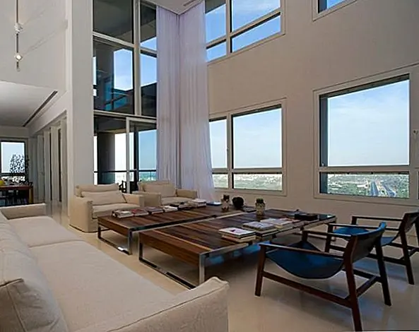 Несмотря на то, что это обычное дело, в вашей гостиной может быть более одного журнального столика. В зависимости от размера и расположения комнаты доступны несколько вариантов, и вы можете адаптировать все к вашим вкусам и предпочтениям. Вы можете организовать расслабляющую гостиную с диваном, несколькими удобными креслами и одним или двумя журнальными столиками, которые можно использовать для игр или других мероприятий.