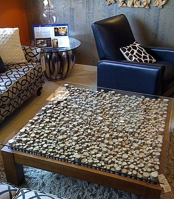 Очень интересная концепция, когда дело доходит до журнальных столиков, состоит в том, чтобы выбрать прозрачную стеклянную панель, которая позволяет увидеть всевозможные интересные детали дизайна внизу. Это отличная идея для этой конкретной мебели, поскольку она привлекает к себе еще большее внимание и обеспечивает приятный разговор для ваших гостей.