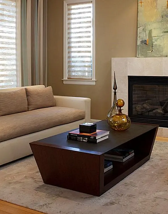 Форма журнального столика иногда может быть его лучшей особенностью. Вы можете выбрать нейтральный цвет или простой материал и более необычную форму, если хотите, чтобы она выделялась. Вы также можете выбрать что-то среднее между тем, если вы хотите, чтобы журнальный столик выглядел интересным, но не хотите, чтобы он украл все внимание.