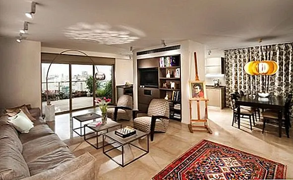 Большие, просторные гостиные обычно требуют большего кофейного столика. Но альтернативой будет иметь несколько небольших таблиц, и таким образом создается более практичный, функциональный и универсальный дизайн. Вы можете использовать их все или вы можете использовать их в другом месте, когда это необходимо.