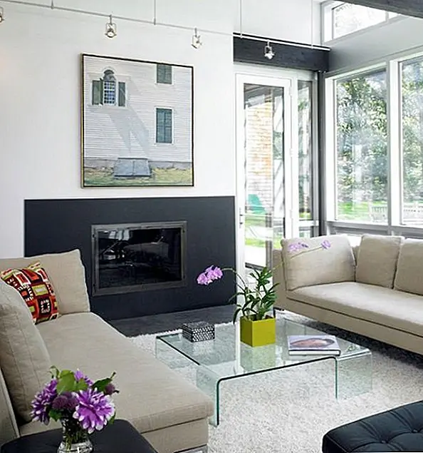 Особенно красивые стеклянные кофейные столики. Они выглядят хрупкими, но на самом деле они устойчивы и долговечны. Это очень интересное сочетание качеств. Стол прочный и прочный, но в то же время он очень тонкий и тонкий. Он пропускает свет и делает комнату воздушной и незагроможденной.