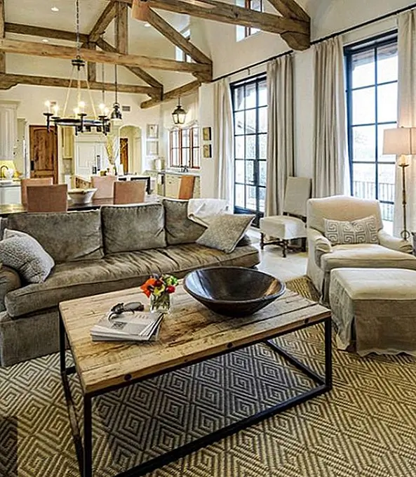 Эта гостиная является частью открытого плана этажа, и все пространство разделяет сплоченный декор повсюду. Монохроматическая тема также помогает в этом. Кофейный столик не особенно привлекателен, но он отлично вписывается в декор. Это просто, с тонким металлическим каркасом деревянный верх.