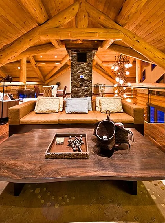 Некоторые кофейные столики изготовлены из дерева, и, хотя у вас может возникнуть соблазн подумать, что дерево хорошо работает только в деревенских и винтажных декорах, на самом деле это не так, поскольку это очень универсальный материал. Это пространство, например, имеет скальный потолок, покрытый деревом, с открытыми балками и деревянной мебелью. Это современное пространство, и вы можете сказать, что, глядя на дизайн кофейного столика, который прост и имеет органические линии и очаровательный вид.