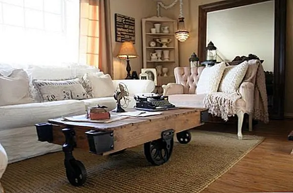 В традиционной гостиной вы можете либо заказать классический элегантный журнальный столик чего-то более случайного и винтажного, такого как эта интересная модель с колесами. Он имеет характер и очарование и способствует общему оригинальному и сплоченному декору.