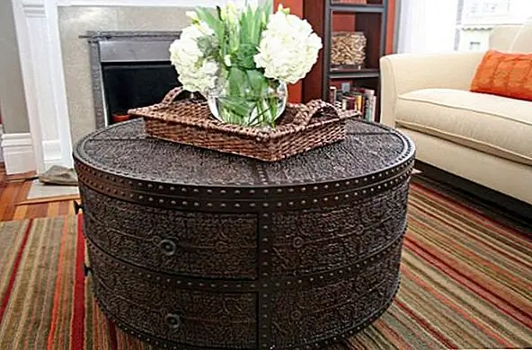 Журнальные столики иногда могут быть кусками, которые были перепрофилированы или которые имеют дизайн, вдохновленный другими культурами. Этот антикварный стол добавляет в комнату экзотический шарм и выделяется всеми сложными деталями и линиями, которые покрывают его поверхность.