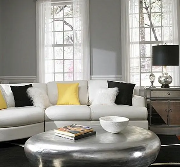 Поскольку кофейный столик является центральным элементом мебели в любой гостиной, легко понять, почему он стал центром в большинстве домов. В таких случаях может быть принят более экстравагантный дизайн. Это не обязательно должно включать сложные линии и сложную детализацию. Достаточно впечатлить своим цветом, отделкой или формой.