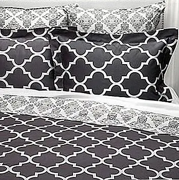 Ваша спальня может принести пользу и некоторым марокканским влияниям. Хорошим выбором было бы обратное покрытие Mimosa, разработанное Z Gallery. Он изготовлен из хлопка из 300 ниток и имеет древесный уголь и белый узор. 26-дюймовая подушка обратима и имеет другой узор на спине. Доступны несколько размеров.