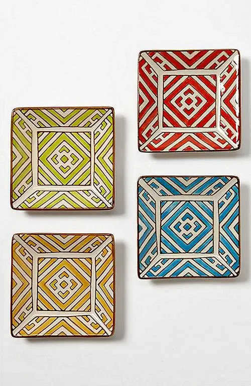 Добавьте в свою столовую марокканский шарм с этими прекрасными винтажными тарелками для закуски. Они имеют ручную отделку и квадратные формы, и они идеально подходят для коктейлей. Они посудомоечные и доступны по цене 29,01 евро.