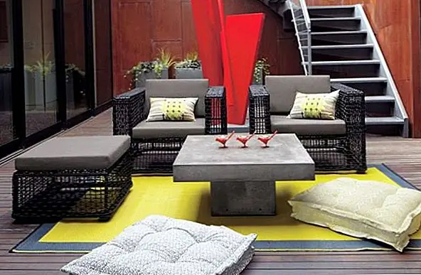 Этот красивый журнальный столик имеет дизайн, который позволяет сохранить его естественный шарм и простоту. Он изготовлен из сочетания мрамора, гранита, камня и натуральных волокон с прозрачной, нетоксичной отделкой. Это ручной работы в экологически чистой мастерской, и она подходит как для внутреннего, так и для наружного использования. Вы можете приобрести этот уникальный предмет мебели по цене 337,51 евро.