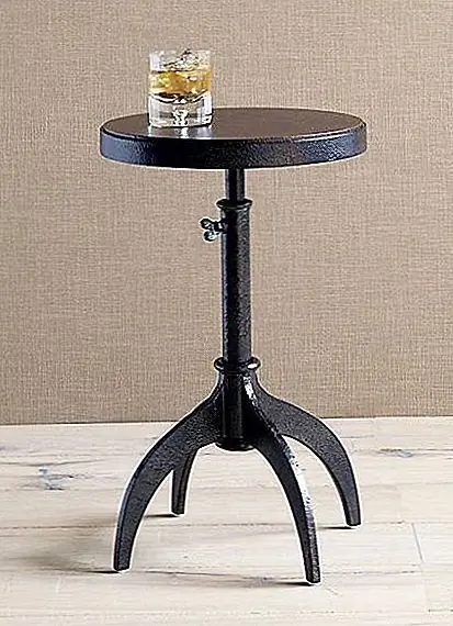 Этот стильный стол отличается очень красивой текстурой и античной медной патиной, которая придает промышленный вид. Стол ручной работы и имеет винтажный дизайн, основанный на заводе. Это также регулируемая мебель. Его высота может быть отрегулирована от 20 '' H до 28''H. Это универсальный предмет мебели, но он подходит только для использования внутри помещений. Вы можете приобрести его по цене 252,92 евро.