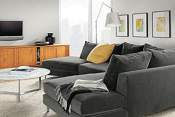 Шкаф был бы очень практичным дополнением в традиционном доме, как место хранения в гостиной. Вы даже можете использовать его как стенд для телевизора. Это один из тех предметов мебели, который удачно сочетает в себе внешний вид с эффективностью. Вы можете использовать его для хранения книг, журналов, компакт-дисков, DVD-дисков или всего остального. Объедините его с другими элементами из той же коллекции для соответствия взгляду. Доступно для 2 290 $.