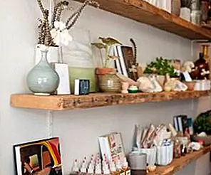 Как использовать восстановленные деревянные плавающие полки, чтобы преподнести ваш дом